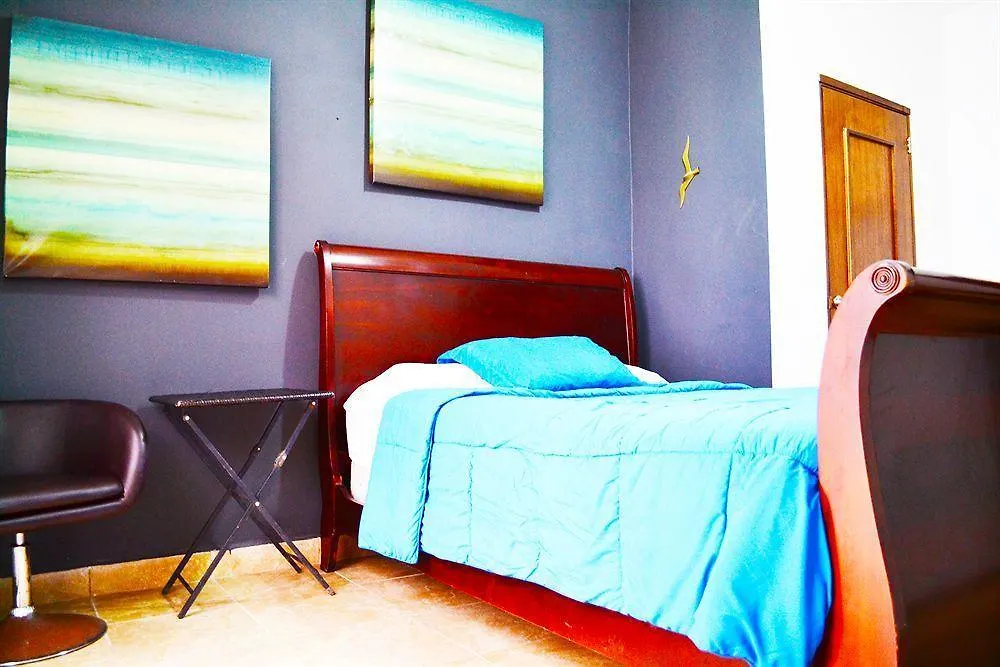 Mares Guesthouse أغوادا 3*,