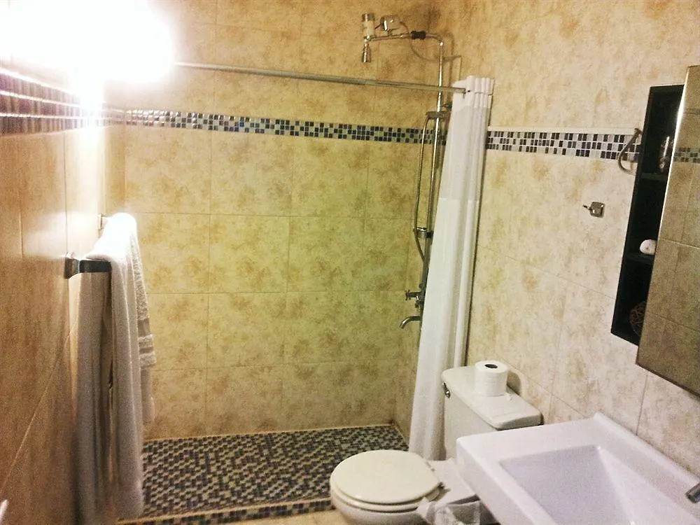 Mares Guesthouse أغوادا 3*,